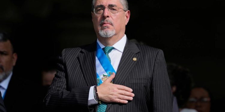 El año de retos al que se enfrentará Bernardo Arévalo, el nuevo presidente de Guatemala
