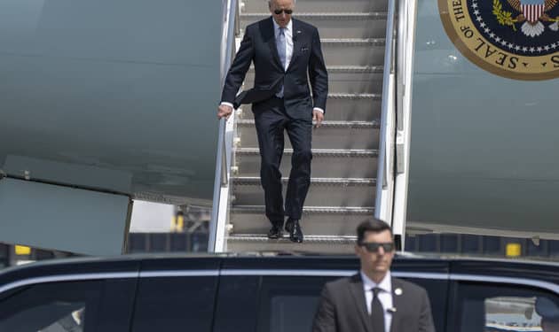 Biden llegó a Florida en busca del voto latino y Trump «lo recibió» en el aeropuerto