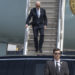Biden llegó a Florida en busca del voto latino y Trump «lo recibió» en el aeropuerto