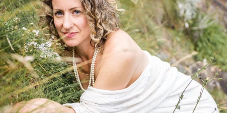 Una mujer se denomina como «ecosexual» por su «relación erótica» con un árbol