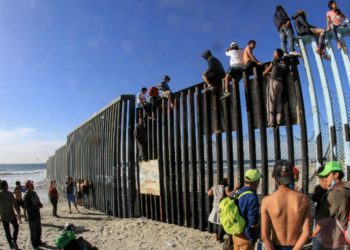 Caos en Texas: demócratas y republicanos debaten sobre el futuro de la crisis migratoria en la frontera