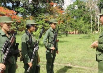 Régimen de Cuba impone Servicio Militar a mujeres que quieran estudiar periodismo
