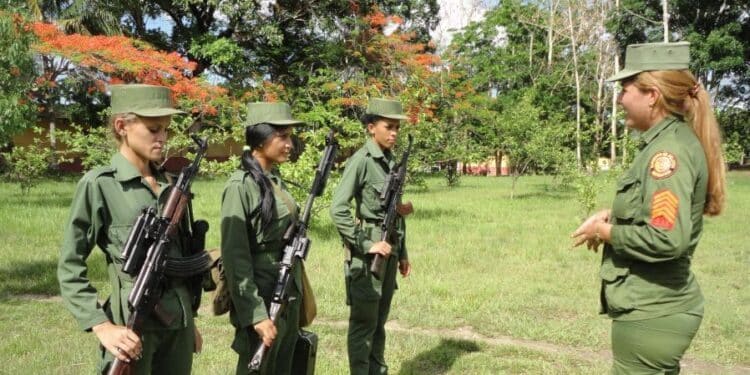 Régimen de Cuba impone Servicio Militar a mujeres que quieran estudiar periodismo