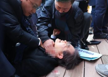 Líder de la oposición fue apuñalado en pleno acto público en Corea del Sur
