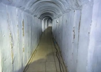 En fotos: El túnel donde Hamás secuestró a rehenes israelíes en condiciones inhumanas