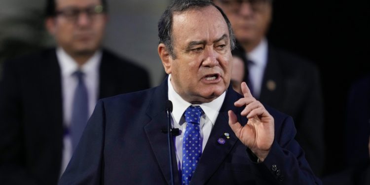 Guatemala: EE.UU acusa de corrupción al expresidente Alejandro Giammattei y le prohíbe la entrada al país