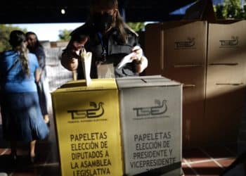 Salvadoreños inician jornada electoral para elegir presidente y Asamblea Nacional