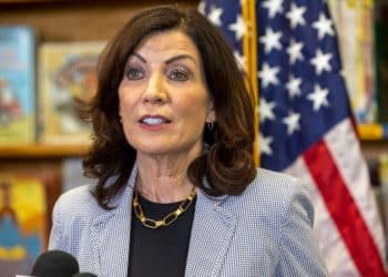 Por ataque de policía en Times Square, Hochul ahora si considera deportar migrantes indocumentados