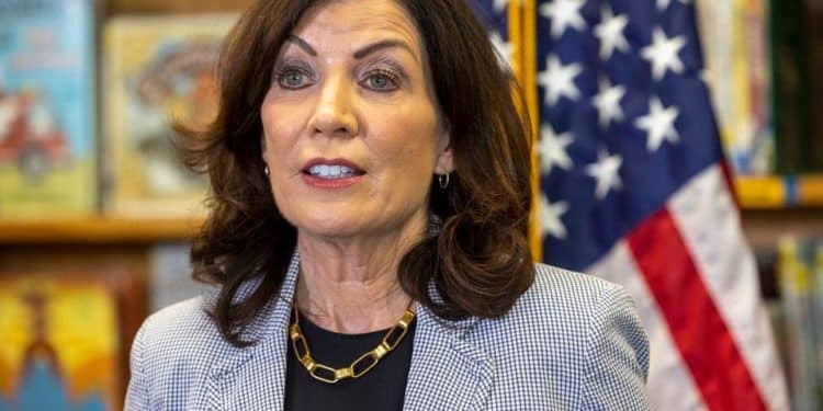 Por ataque de policía en Times Square, Hochul ahora si considera deportar migrantes indocumentados