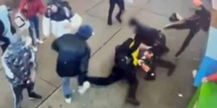 Ataque brutal a oficiales de Times Square fue perpetuado por venezolanos en busca de asilo