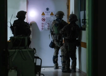 Israel detiene a más de 20 terroristas de Hamás escondidos dentro del hospital Náser de Gaza