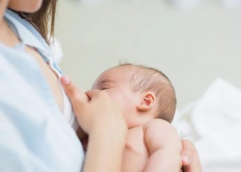 Mundo al revés: Estudio asegura que leche de «mujeres» trans es igual a la de madres biológicas
