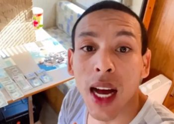 Influencer venezolano enseña a los migrantes ilegales a corromper el sistema