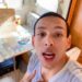 Influencer venezolano enseña a los migrantes ilegales a corromper el sistema