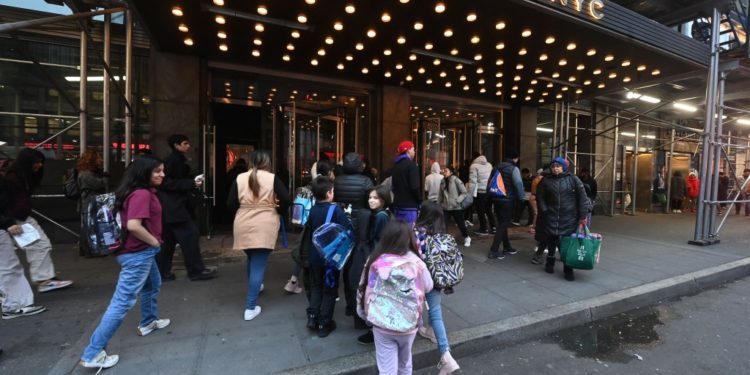 Nueva York ofrecerá a inmigrantes indocumentados tarjetas de crédito para comprar comida