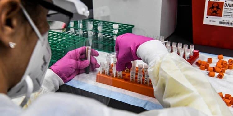 Ganancias ocultas: Doctora revela cómo las farmacéuticas se benefician del COVID