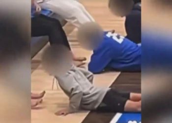 ¡Repugnante! Niños son grabados lamiendo pies para una «recaudación de fondos» en escuela de Oklahoma