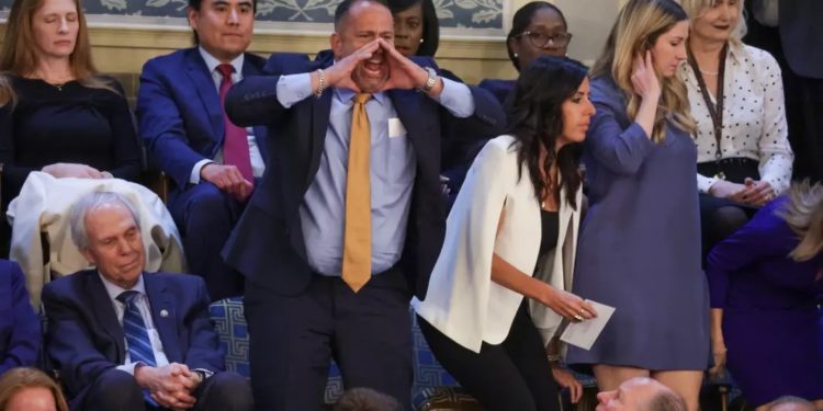 Hombre es arrestado en el Congreso tras denunciar muerte de su hijo militar durante discurso de Biden
