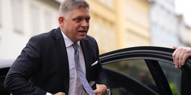 Primer ministro de Eslovaquia, Robert Fico, en peligro de muerte tras ser baleado en plena vía pública