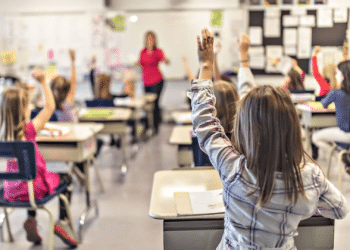 Gobierno británico quiere prohibir los cursos de identidad de género en las escuelas