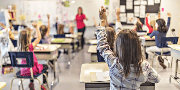 Gobierno británico quiere prohibir los cursos de identidad de género en las escuelas