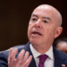 Jefe fronterizo de Biden, Alejandro Mayorkas, niega conocer la tasa de mortalidad de migrantes en EE.UU