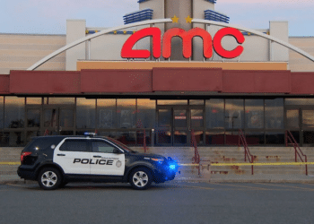 Hombre con una peluca rubia apuñala a cuatro niñas en una sala de cine en Boston