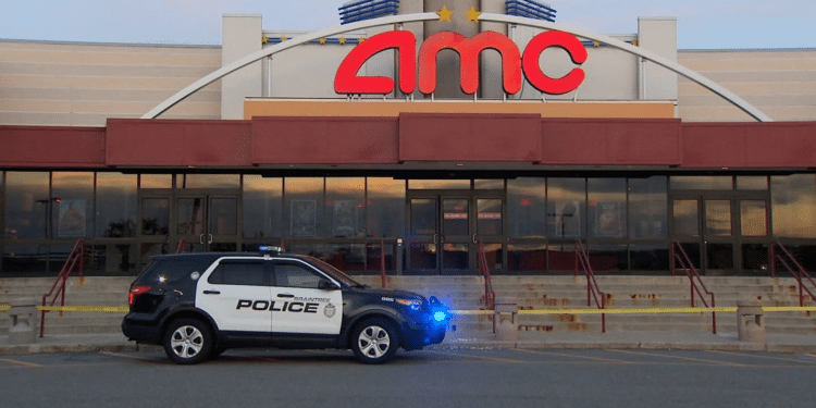 Hombre con una peluca rubia apuñala a cuatro niñas en una sala de cine en Boston