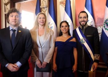 Javier Milei acompaña a Nayib Bukele durante su acto de asunción en El Salvador