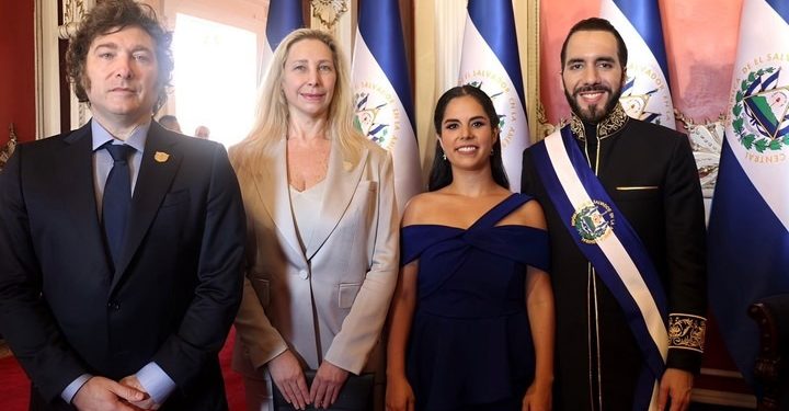 Javier Milei acompaña a Nayib Bukele durante su acto de asunción en El Salvador