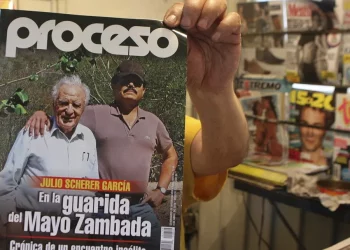 Imagen de archivo de un detalle de la dición de la revista mexicana Proceso en un puesto de periódicos y revistas de Ciudad de México en la que aparece Ismael Zambada, uno de los líderes del cartel de Sinaloa. EFE/Mario Guzmán