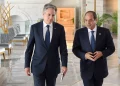 Esta fotografía difundida por la Presidencia egipcia muestra al presidente egipcio, Abdel Fattah al-Sisi (derecha), reunido con el secretario de Estado de Estados Unidos, Antony Blinken, en El Alamein, en el norte de Egipto, el 20 de agosto de 2024. – Blinken, en su novena visita a Oriente Medio en más de 10 meses de guerra entre Israel y Hamás, se reunió con Sisi el 20 de agosto para conversar sobre un alto el fuego en Gaza después de decir que Israel había aceptado una “propuesta de transición” estadounidense para un acuerdo e instó a Hamás a hacer lo mismo. (Foto de PRESIDENCIA EGIPCIA / AFP)