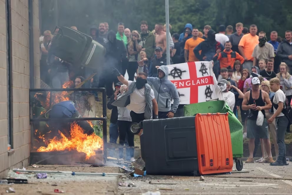 Aunque las condenas a la violencia son unánimes, empiezan a surgir críticas contra el gobierno