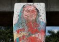 Un mural de la ex primera ministra bangladeshí Sheikh Hasina es destrozado por manifestantes días antes en Dhaka