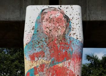 Un mural de la ex primera ministra bangladeshí Sheikh Hasina es destrozado por manifestantes días antes en Dhaka