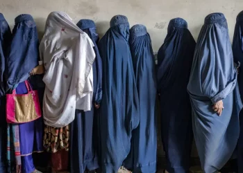 Los talibanes han convertido en obligatorio para las mujeres el uso del burka o del velo integral. Y desde este jueves, también está probihido que hablen en público.Ebrahim Noroozi / AP