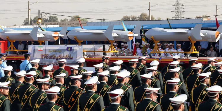 Irán presenta un nuevo avión no tripulado de largo alcance en el desfile militar de Teherán