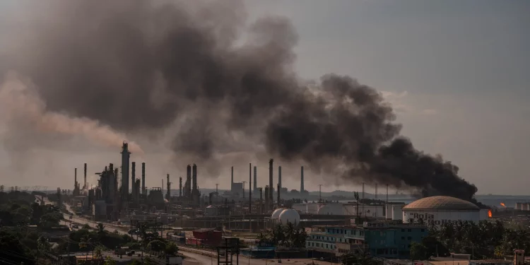 Las sanciones estadounidenses han perjudicado a la industria petrolera de Venezuela, una fuente crucial de ingresos para el gobierno del presidente Nicolás Maduro.