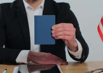 Delincuente estableció una corte de inmigración virtual fraudulenta desde una prisión en Venezuela