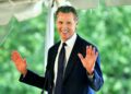 El gobernador de California, Gavin Newsom, firma una ley que elimina la exigencia de identificación para votar