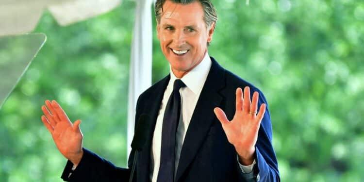 El gobernador de California, Gavin Newsom, firma una ley que elimina la exigencia de identificación para votar
