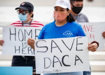 El País: Un millón de vidas detrás del freno judicial al ‘Parole in place’ y DACA : “Vivo con más miedo a que me deporten”