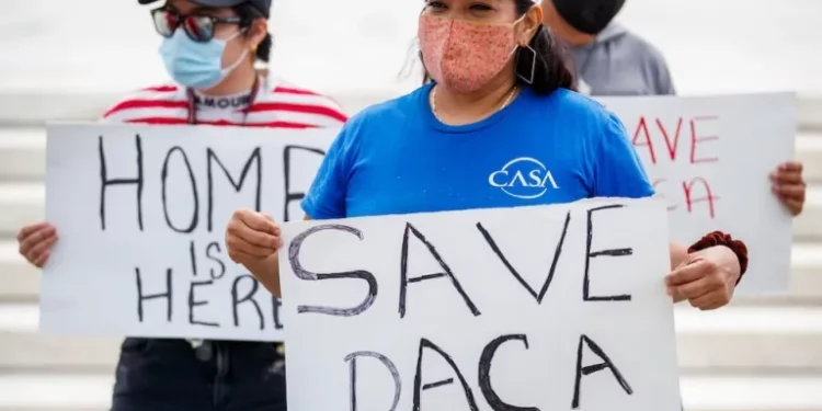 El País: Un millón de vidas detrás del freno judicial al ‘Parole in place’ y DACA : “Vivo con más miedo a que me deporten”