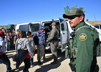 Texas está considerando un plan para enviar a los inmigrantes indocumentados directamente al ICE