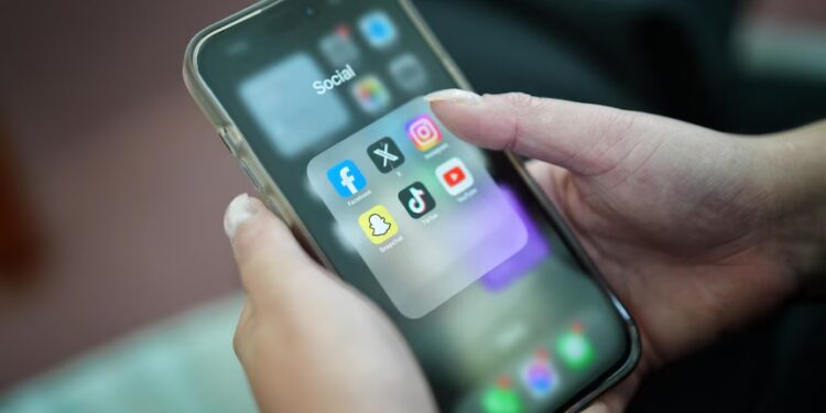 Australia impone prohibición radical de redes sociales para menores de 16 años