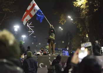 Miles de personas continúan manifestándose en Georgia por tercer día consecutivo en contra del gobierno pro-ruso