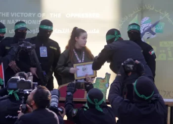 Hamás y la Yihad Islámica liberan a ocho rehenes en medio de una caótica entrega en Gaza