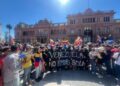 Venezolanos frente a la Casa Rosada dan la bienvenida a Edmundo González