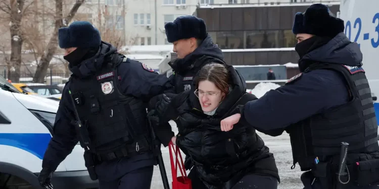Arrestan a 153 personas en Rusia por asistir a homenajes a Navalny