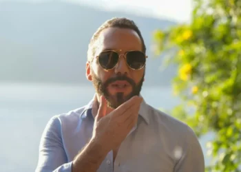 Bukele señala a periodistas de integrar una operación mundial de lavado de dinero